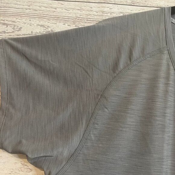 Under‎ Armour Run Semi Fitted Heat Gear, Size XL - Picture 3 of 6